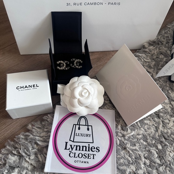 BNWT CHANEL Pearl-Accented Interlocking Logo Earrings - Black & Gold - Picture 3 of 16